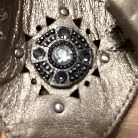 Ladies sandals. Gold colored with bling and back strap. Earth shoes. Size 9. - Picture 4 of 5